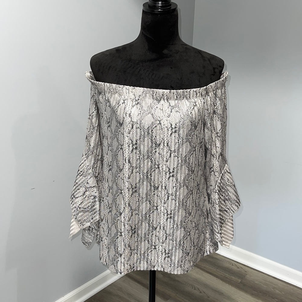Ronni Nicole Evenings open shoulder silver snake print dressy top size large